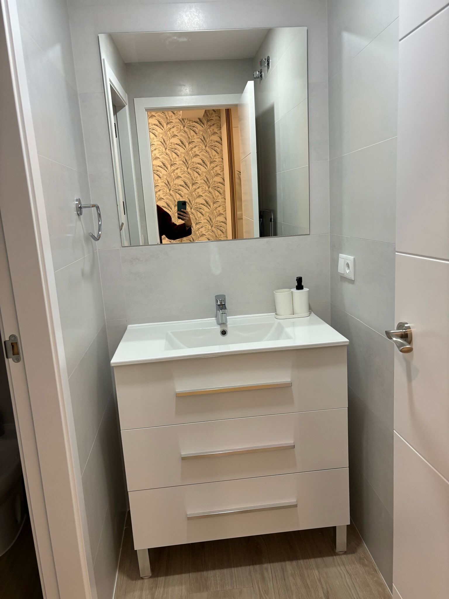 Een haardroger, handdoeken