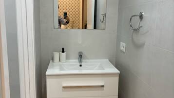 Een haardroger, handdoeken