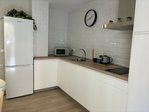 Réfrigérateur, micro-ondes, grille-pain