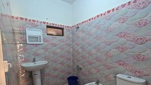 A small bathroom with a toilet, bidet, and sink. - Beach 2 minutes away - Quiet and ideal for families (M'diq)