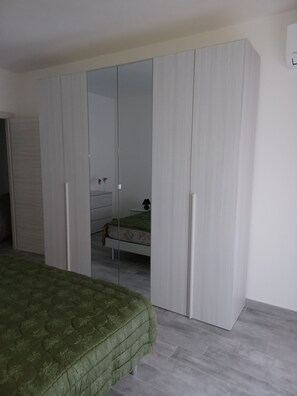 Tabla de planchar con plancha, wifi y ropa de cama