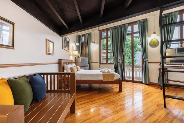 Quadrupla Superior, 2 letti queen, balcone, vista città | Wi-Fi gratuito