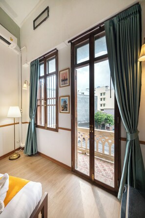 デラックス 4 人部屋 クイーンベッド 2 台 バルコニー シティビュー | シティ ビュー