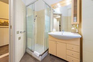 Apartamento (1 Bedroom) | Banheiro | Chuveiro, bidê