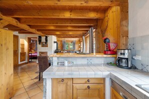 Fridge, microwave, oven, dishwasher - Chalet 'La Transhumance' with Mountain View, Balcony and Wi-Fi (Combloux)