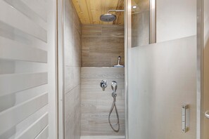 Shower, hair dryer, towels - Chalet 'La Transhumance' with Mountain View, Balcony and Wi-Fi (Combloux)