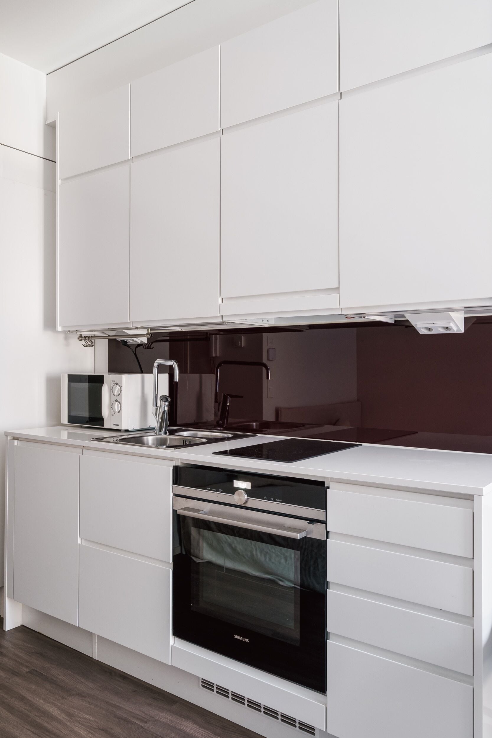 Comfort Apartment, City View | Private kitchen | Full-sized fridge, microwave, oven, stovetop