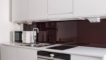 Refrigerador con freezer, microondas, horno, placa de cocina