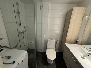 Comfort appartement, uitzicht op de stad | Badkamer | Een douche, een haardroger, een bidet, handdoeken