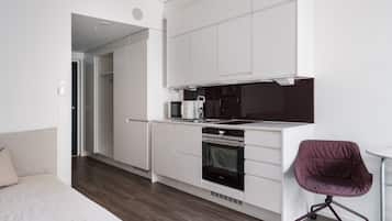 Refrigerador con freezer, microondas, horno, placa de cocina