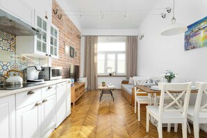 Kühlschrank, Mikrowelle, Herdplatte, Geschirrspüler