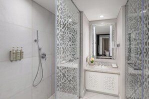 Room, 1 King Bed (Guest Room) | Bathroom | Shower, rainfall showerhead, hair dryer, bathrobes - Rotana Jabal Omar (Makkah)