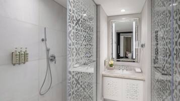 Dutxa, capçal de dutxa tipus cascada, assecador de cabells i barnussos