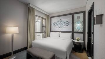 Room, 1 King Bed (Guest Room) | Minibar, in-room safe, blackout curtains, iron/ironing board
