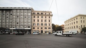 A city intersection with buildings, including a hotel and a snack bar. - Rafael House by Ghor (Rome)