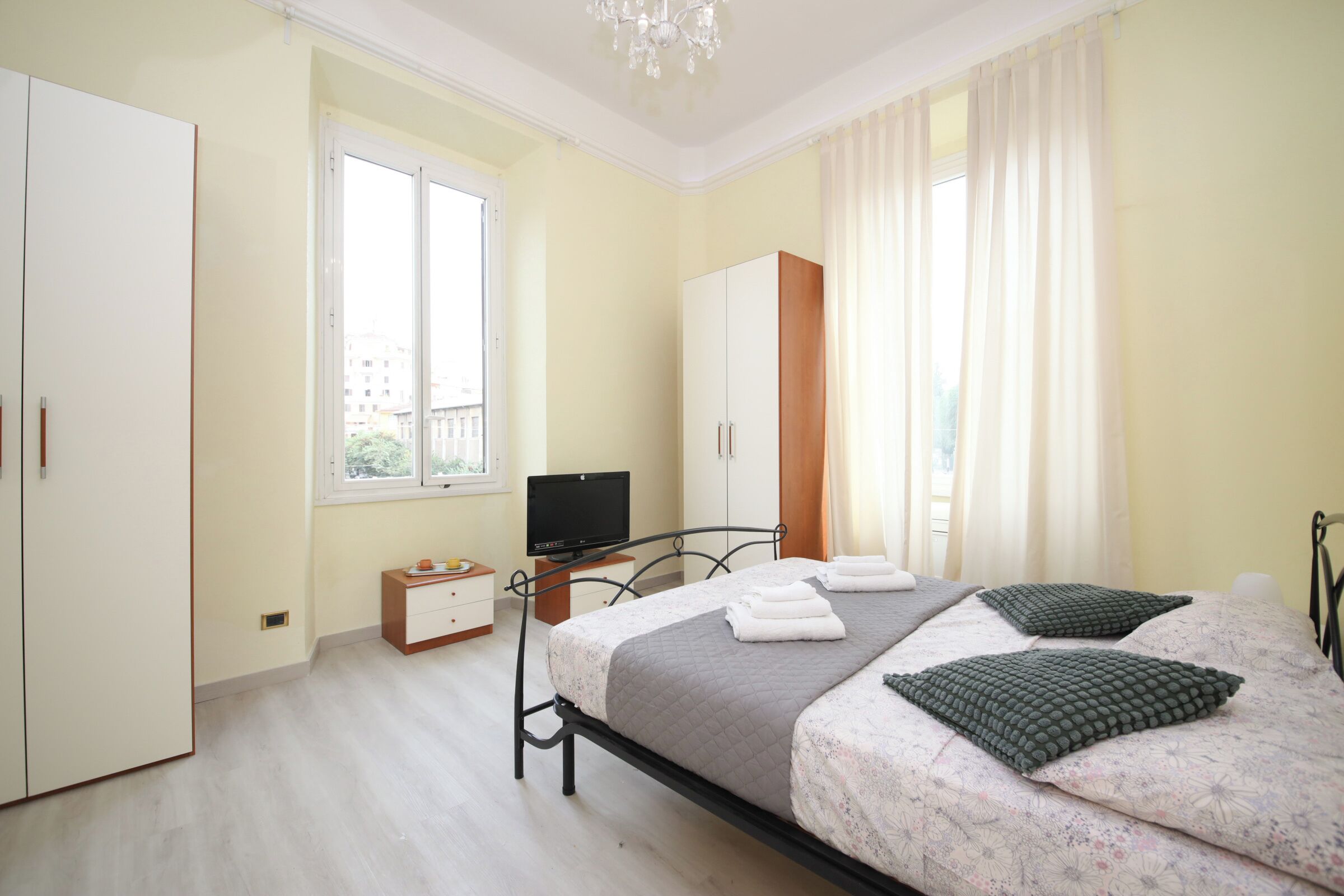 2 habitaciones, tabla de planchar con plancha y ropa de cama 