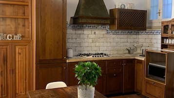 Appartamento (2 Bedrooms) | Cucina privata | Microonde, macchina per caffè espresso, bollitore elettrico