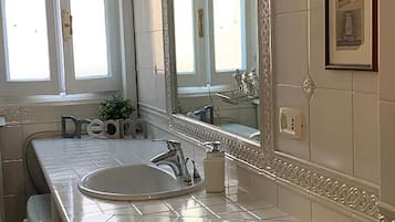 Apartment (2 Bedrooms) | Bathroom