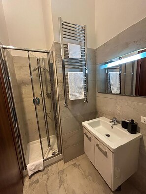 Apartment (2 Bedrooms) | Bathroom | Shower, bidet - Independent Rooms by Ghor (Rome)