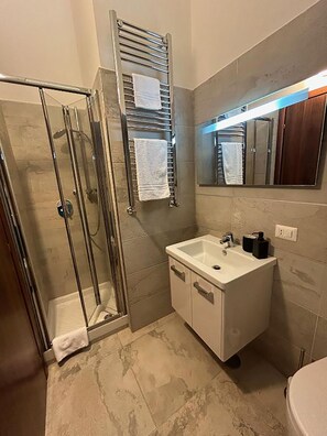 Apartment (2 Bedrooms) | Bathroom | Shower, bidet - Independent Rooms by Ghor (Rome)