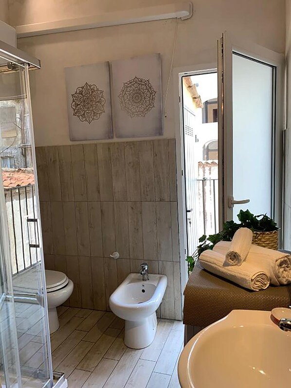Apartment (1 Bedroom) | Bathroom | Shower, bidet, towels, toilet paper - Rome Down Town by Ghor (Rome)