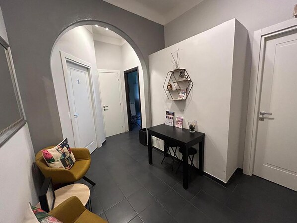 1 makuuhuone, silitysrauta/-lauta, vauvansängyt, vuodevaatteet