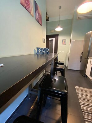 1 makuuhuone, silitysrauta/-lauta, vauvansängyt, vuodevaatteet