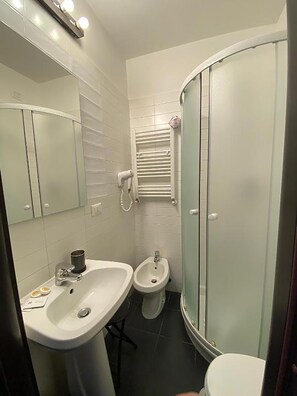 Double Room (1 Bedroom) | Bathroom | Shower, bidet - Guest House Rome by Ghor (Rome)