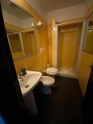 Quadruple Room (1 Bedroom) | Bathroom | Shower, bidet - Guest House Rome by Ghor (Rome)