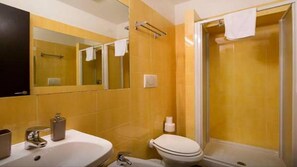Double Room (1 Bedroom) | Bathroom | Shower, bidet - Guest House Rome by Ghor (Rome)