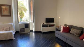 Apartment (2 Bedrooms) | Living area