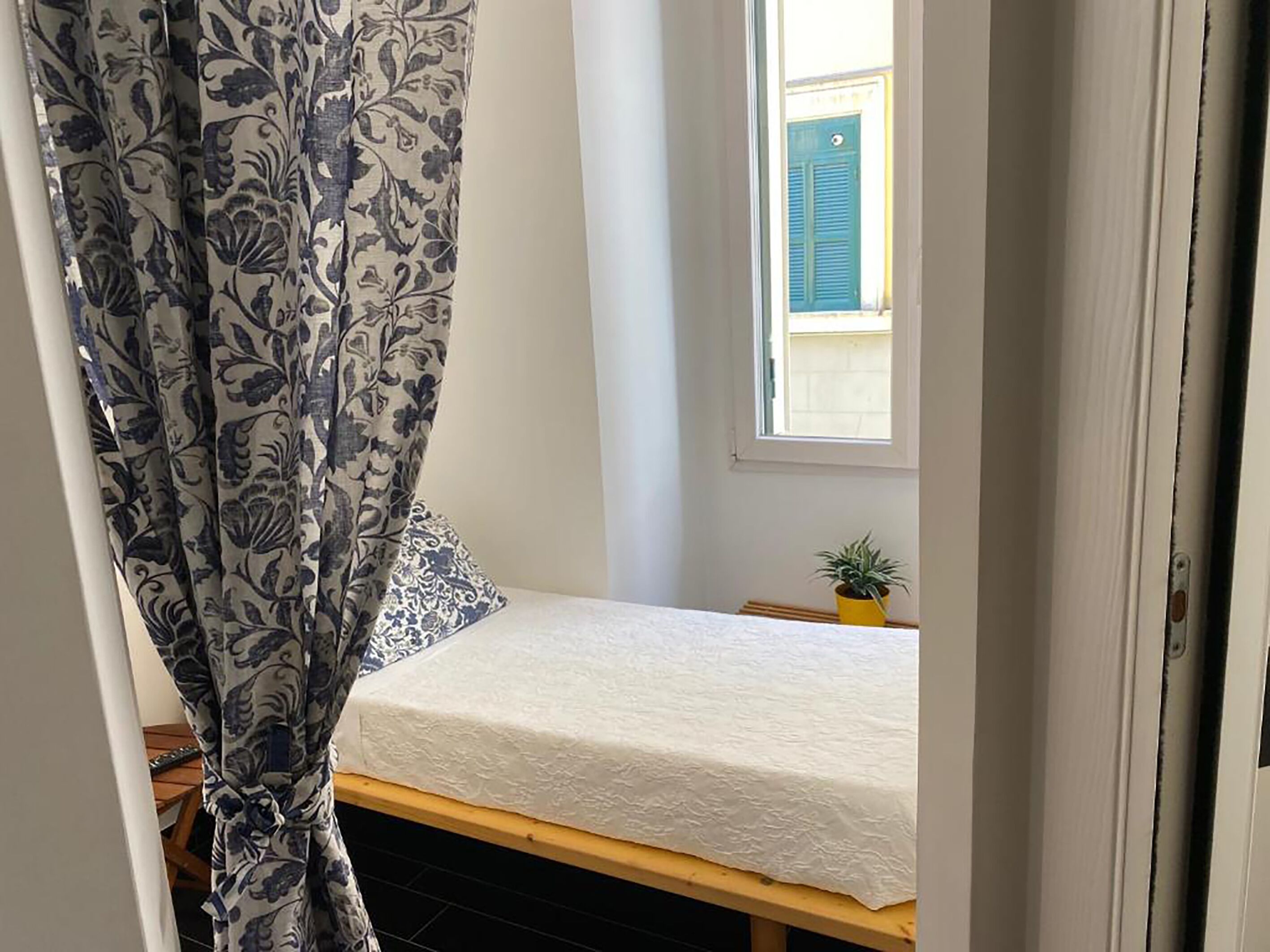 2 عدّة غرف نوم ومكواة/لوح كي وأسرّة أطفال/رضّع وملاءات أسرّة