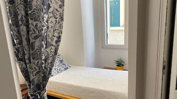 2 عدّة غرف نوم ومكواة/لوح كي وأسرّة أطفال/رضّع وملاءات أسرّة