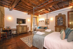 1 habitación, tabla de planchar con plancha, cunas y ropa de cama 