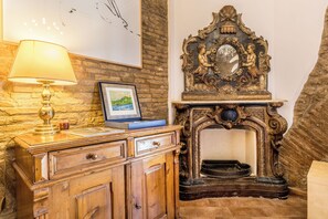 Apartment (1 Bedroom) | Living area - Dimora Storica del Biscione by Ghor (Rome)