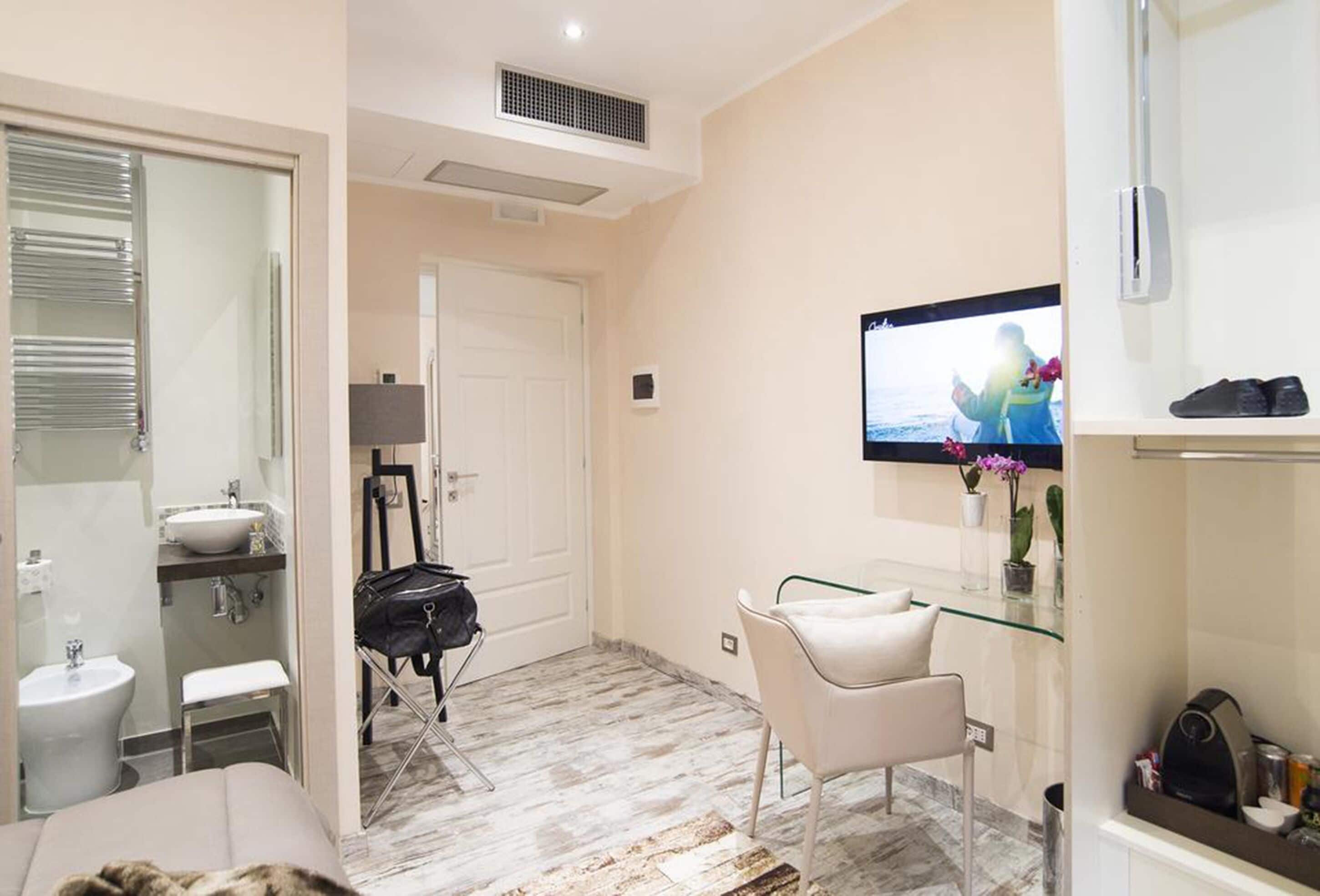 Kamar | Kamar mandi | Shower, pengering rambut, kloset, dan handuk