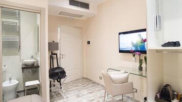 Kamar | Kamar mandi | Shower, pengering rambut, kloset, dan handuk