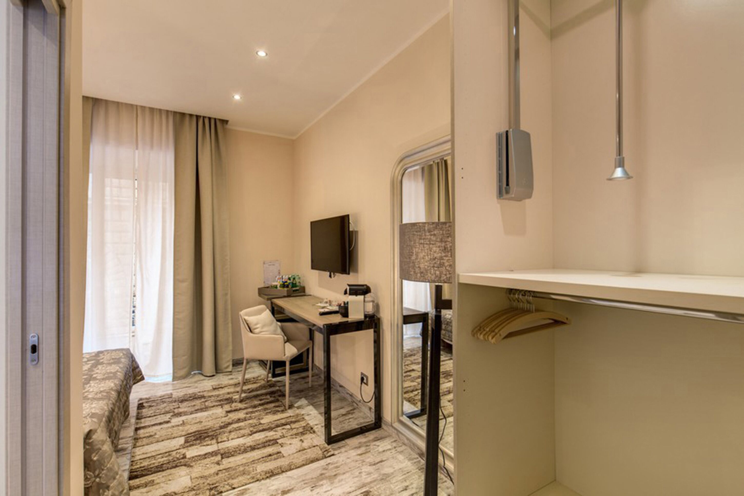 4 habitaciones, tabla de planchar con plancha, cunas y ropa de cama 