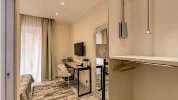 4 habitaciones, tabla de planchar con plancha, cunas y ropa de cama