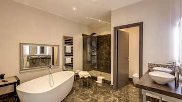 Chambre | Salle de bain | Douche, sĂšche-cheveux, bidet, serviettes fournies