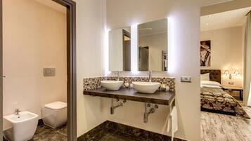 Un baño moderno con dos lavamanos, un inodoro y una ducha.