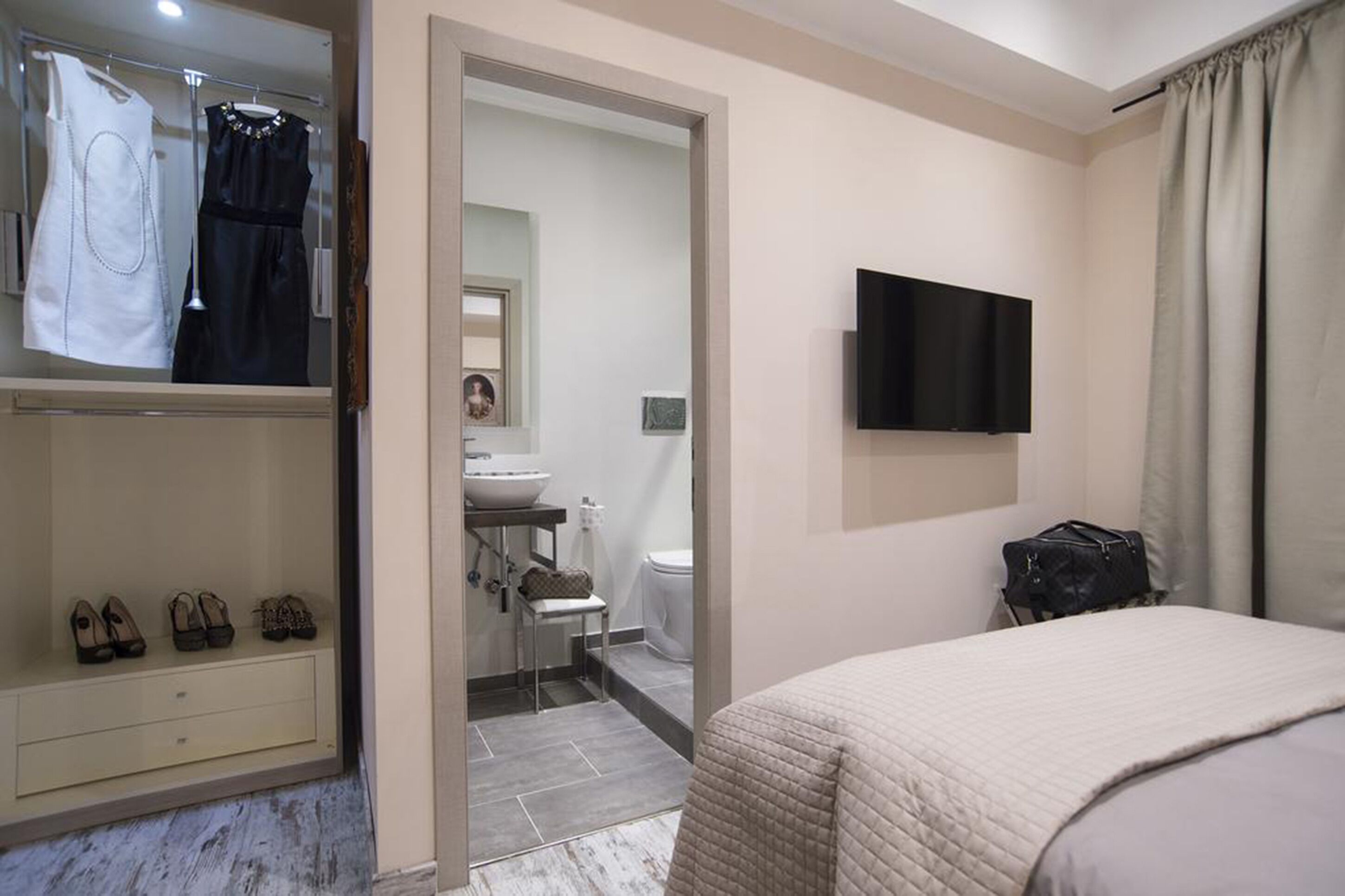 4 عدّة غرف نوم ومكواة/لوح كي وأسرّة أطفال/رضّع وملاءات أسرّة