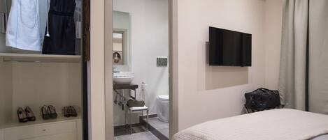 4 عدّة غرف نوم ومكواة/لوح كي وأسرّة أطفال/رضّع وملاءات أسرّة