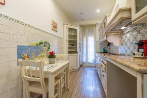 Apartment (1 Bedroom) | Private kitchen | Microwave, electric kettle - Casa D'angelo by Ghor (Rome)
