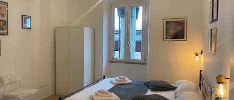 1 chambre, fer et planche à repasser, draps fournis