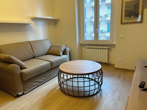 Apartment (1 Bedroom) | Living area | 32-inch flat-screen TV with cable channels - Casa Riboty by Ghor (Rome)