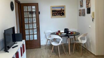 Apartamento (1 Bedroom) | Opções para refeição no quarto