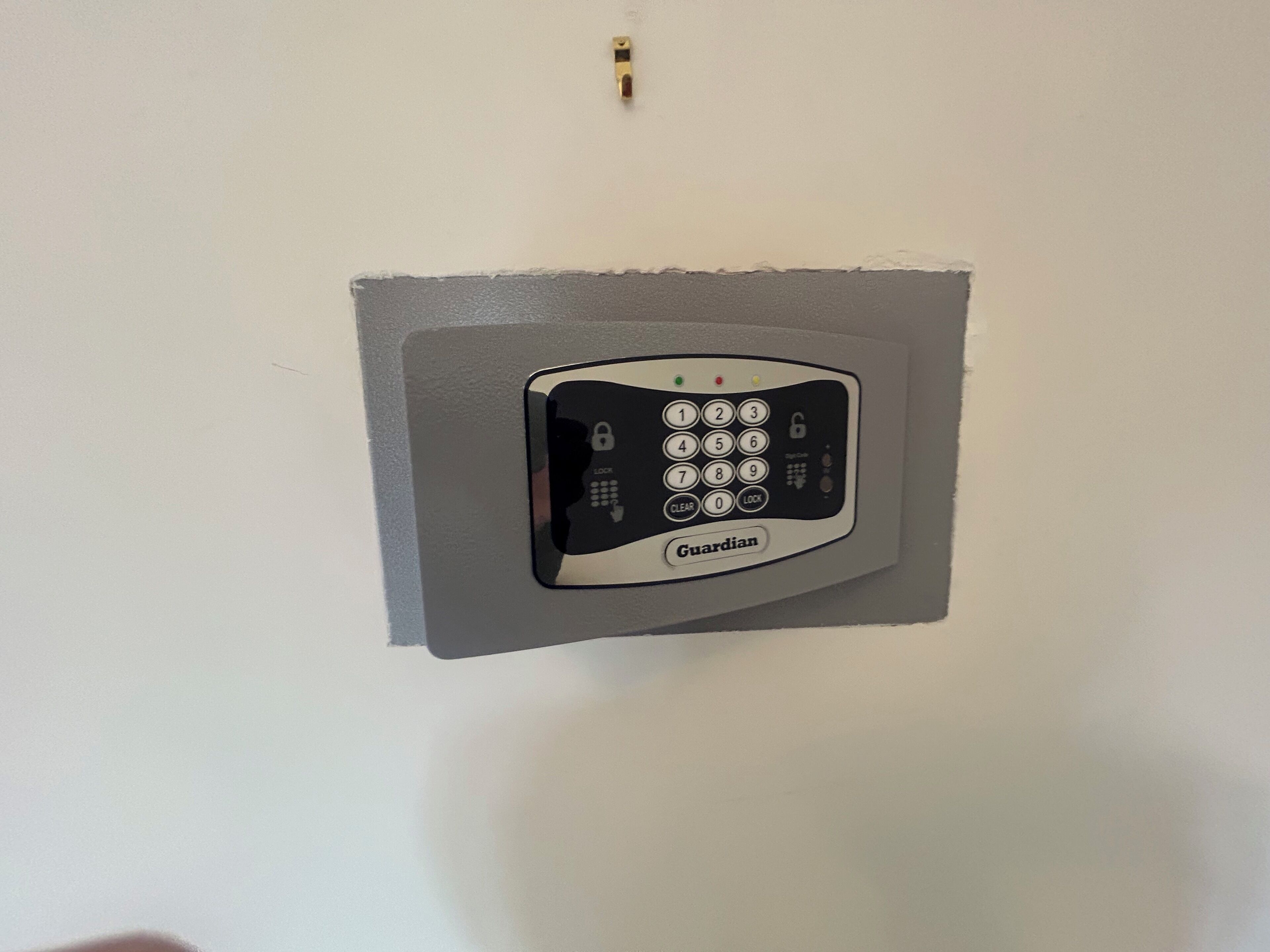 Un sistema de intercomunicación Guardian instalado en una pared blanca.