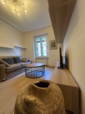 Appartement (1 Bedroom) | Aire de séjour | Téléviseur à écran plat de 32 po avec télévision par câble