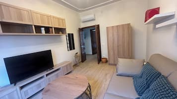 Apartamento (1 Bedroom) | Área de estar | TV de tela plana 32 polegadas com canais a cabo